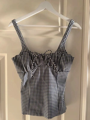 Rutig Zara topp - Jättesnygg svart vit rutig topp från Zara som inte säljs längre💗 Endast använd två gånger och i väldigt fint skick. Kontakta gärna vid frågor eller prisförslag!