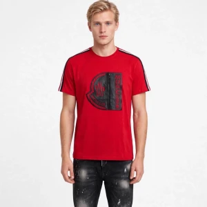 Moncler T-Shirt Röd Herr XL - Högkvalitativ replika  Storlek: Xl Pris: 749kr Leverans: Skickas inom 24 timmar Lager: Begränsat antal