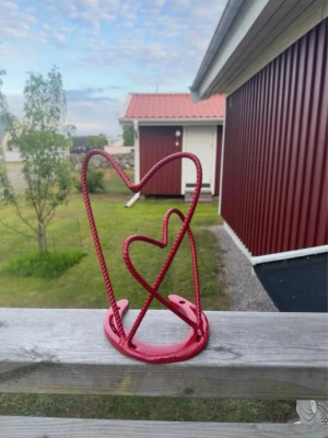 Prydnad hjärtan hästsko röd - Prydnad till hemmet, två hjärtan på en hästsko. Röd. Postar samma dag eller dagen därpå.