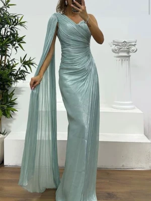 Mint asymmetrisk långklänning - Elegant långklänning i en vacker mint nyans ✨ One shoulder modell med smickrande drapering, glittrande detaljer och vackert släp. Märkt storlek 40/42 men liten i storleken och passar snarare 38/40. Perfekt till bröllop, bal eller fest. 💎 Köpt för 4999kr, säljs för endast 3000kr och är i mycket bra skick då den användes endast en gång.