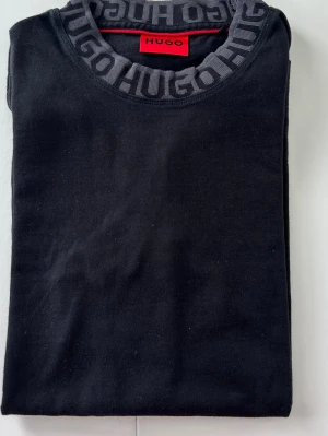 Hugo - T-shirt  - Hugo t-shirt. Storlek M. Pris 250. Använd endast 1–2 gånger – i nyskick