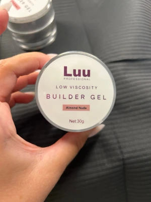 Luunails gele - Luunails 30 gram gele i färgen Almond Nude i låg viskositet. Använt till sättet som syns på bilden. Säljer då jag vill köpa i annan viskositet!☺️ Köpt för 285 kr! Kolla profil för fler geleer