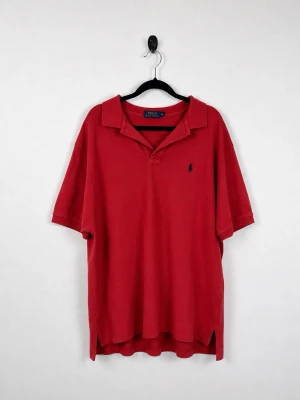Vintage Polo Ralph Lauren Piké XL Röd Tegelröd Polo Pony Herr 90s Y2KVintage Polo Ralph Lauren Piké XL Röd Tegelröd Polo Pony Herr 90s Y2KVintage Polo Ralph Lauren Piké XL Röd Tegelröd Polo Pony Herr 90s Y2K - • Storlek: XL • Färg: Röd  • Passform: Relaxed Fit  • Krage: Klassisk pikékrage • Material: 100% bomull  Skick: Plagget är i väldigt fint skick. Eventuella anmärkningar anges alltid tydligt i beskrivningen och visas på bilderna.  Nypris: Cirka 1 500 kr.  📦 Skickas snabbt och packas omsorgsfullt. 💬 Hör gärna av dig om du har frågor eller vill se fler bilder. 🤝 Samfrakt erbjuds vid köp av flera plagg – kika gärna in mina andra annonser!