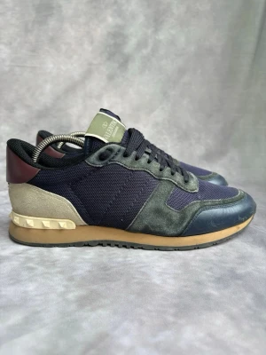 Valentino Rockrunners - Stl 41 - Feta Rockrunners med snygg colorway! |Fint skick: 9/10 | Stl: 41 | Medföljer vid köp: Endast Skorna | Perfekta skor nu till vintern! 🗻