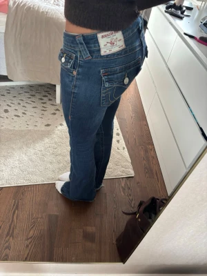Blå bootcut jeans från True Religion - Säljer tyvärr mina fina true religion jeans. Dem är lite slitna i ändan(bild på sista sidan)
