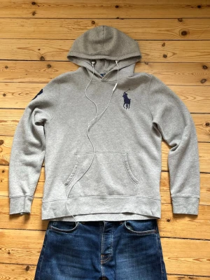Polo Ralph Lauren hoodie  - Ett fet och sällsynt Polo Ralph Lauren hoodie i mycket bra skick, använd nån gång.          Storlek - XL (18/20)     Priset kan diskuteras! Tveka inte vid frågor eller funderingar!