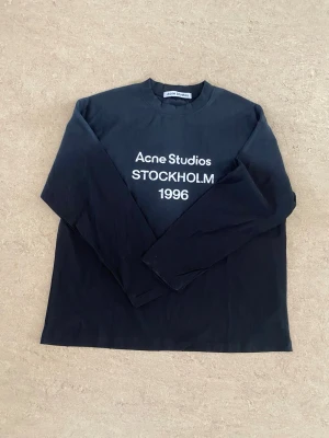 Acne Studios Longsleeve - Svart longsleeve ifrån acne studios, använd ca 2 gånger men se bilder för skicket. Mycket snygg och populär tröja! Storlek M! Jag skickar samma dag, skicka dm vid frågor!