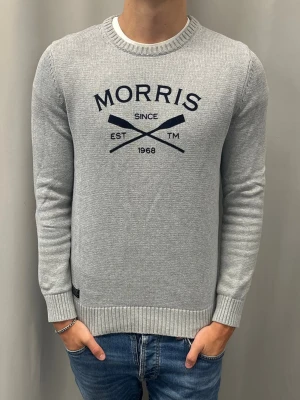 Morris stickad tröja - Fint skick utan några defekter, modellen är 185 cm och väger ca 75 kg och den sitter för litet