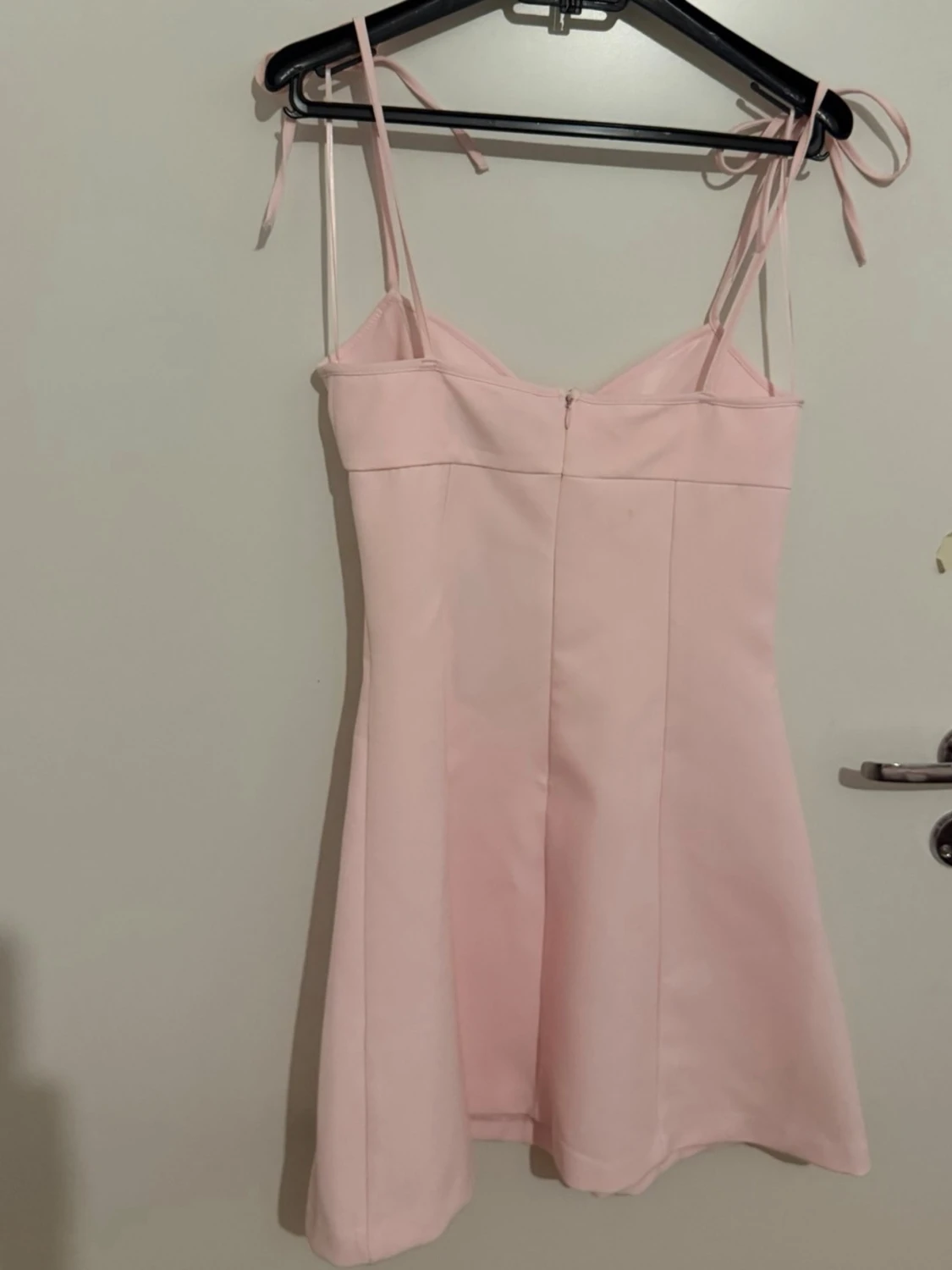 Ljusrosa kort klänning med knytband