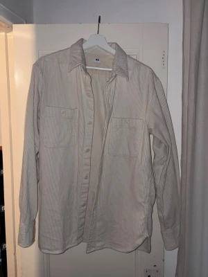 Overshirt - Overshirt knappt använd från Uniqlo i Manchester-tyg