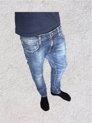 Nudie jeans  - Bra skick, liten slitning fram men syns inte. fråga. Pris endast 420kr, inte hugget i sten. Tveka inte över att höra av er.