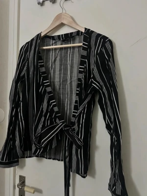Omlott topp - Säljer en jätte fin elegant topp som sitter så fint på och har en sån fin design