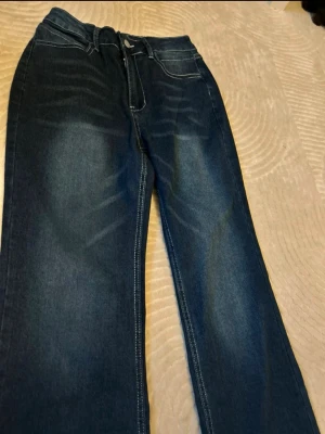 Jeans  - Ett par blåa snygga jeans helt oanvända 