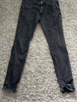 Replay anbass  - Snygga svarta replay anbass, de har en normal midja. Jeansen har smal passform och är tillverkade i ett stretchigt denimtyg som sitter tajt längs benen. Perfekta till en avslappnad streetwear-look.