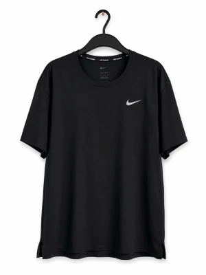 Svart Nike Dri-FIT t-shirt - Snygg svart t-shirt från Nike med klassisk vit swoosh-logga på bröstet. Tillverkad i Dri-FIT-material som andas och håller dig torr. Perfekt för träning eller chill dagar. Normal passform och rund hals.
