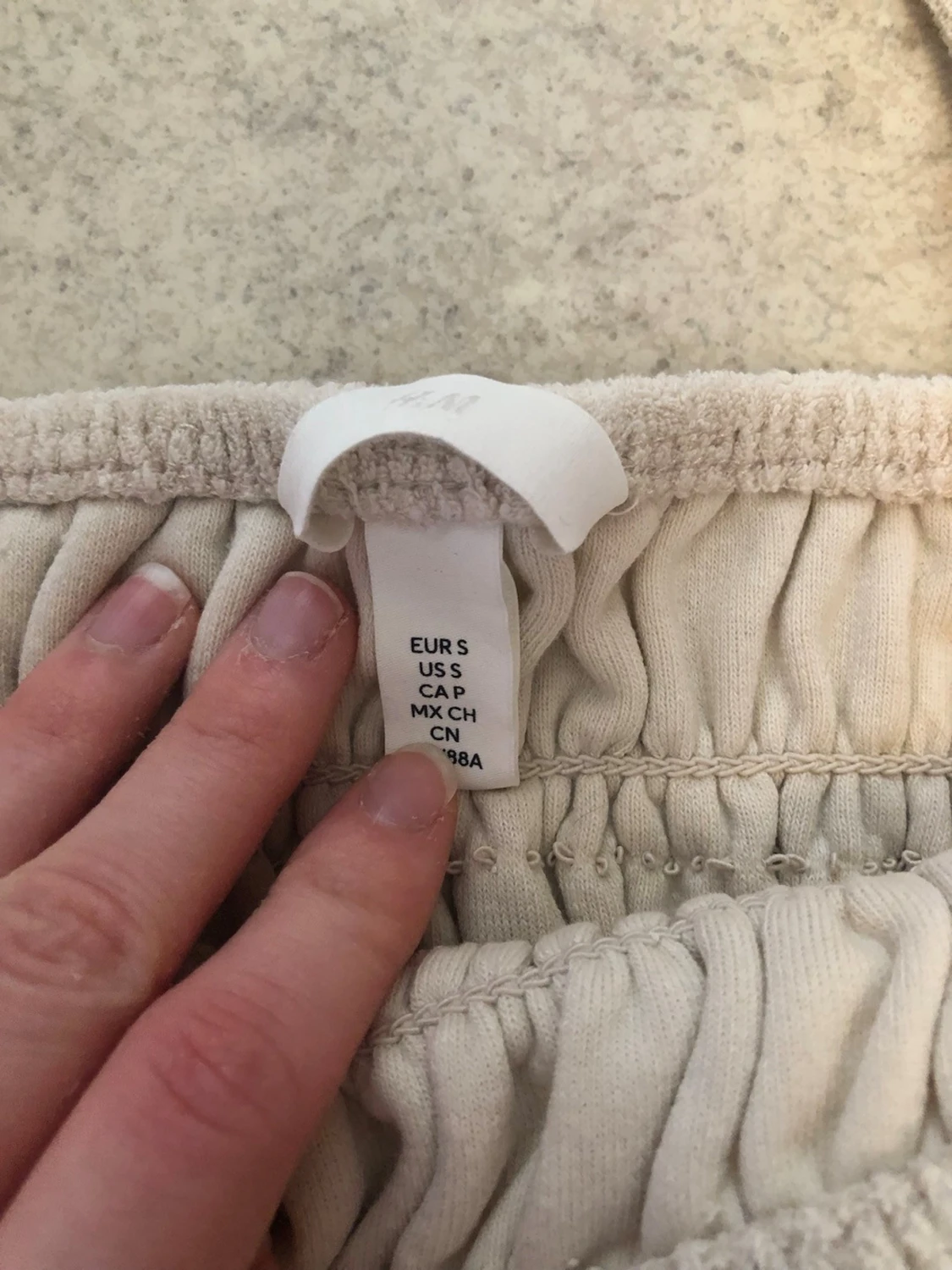 Beige smockad linnetopp med volang - 1