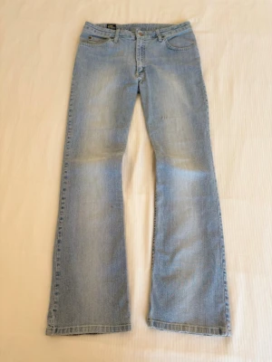 Vintage Bootcut Lee Jeans - Tjaaaa☝️nu säljer jag mina Lee jeans i storleken 28/32 (men sitter som 30/32) 🫣passformen på jeans en är slim bootcut och washen på dessa jeans är helt galen 😝 tvecka inte på skriva ifall ni har några frågor🥰
