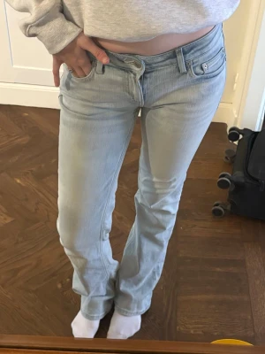 Lågmidjade boutcut jeans ifrån Weekday💕 - Säljer dessa ljusblå jeans ifrån Weekday, skriv vid frågor osv osv. Modell ”Luna” 💕💕