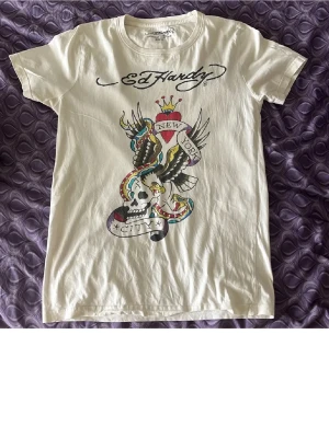 Ed Hardy t-shirt - Förra säljarens bilder! Vit T-shirt med tryck från Ed Hardy. Köpte här på plick. Text som lyder ”new york city” på bröstet. Kom gärna privat vid frågor eller om ni behöver fler bilder! Kolla gärna också in resten av min profil!💞