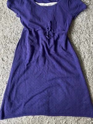 Lila kortärmad längre babydoll topp H&M Young - Söt lila lång babydoll topp/klänning från H&M Young med korta ärmar och knyt under bysten. Toppen har ett diskret hålmönster.  Perfekt för sommarens alla tillfällen! Storlek 170(Spetslinnet under ingår ej)