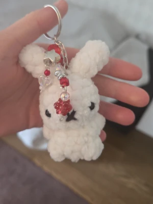 Miffy nyckelring med pärlor - Miffy nyckelring med röda ä, vita och silvriga pärlor