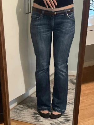 Mörkblåa jeans - Köpte dessa från sellpy men har aldrig använt dem. Längden var perfekt på mig jag är 170 men jag föredrar att jeans ska vara lite längre så jag har sprättat dem där nere, men man tänker inte på det. Om nån vill se mer bilder är det bara o skriva  💕
