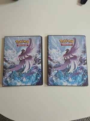  Två Pokémon samlarkortspärmar  - Två pokemonpärmar.