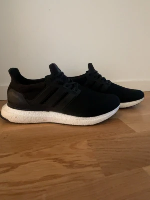 Adidas ultra boost  - Adidas ultra boost med andvädning. De är i väldigt fint skick för att vara använda. Skriv om ni har frågor eller funderingar