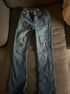 Blå bootcut jeans  - Bootcut jeans från gina tricots ”young” avdelning. Väl använda men i bra skick, i storlek 164❣️