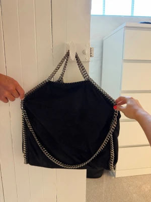 Fin Stella McCartney väska - Jätte fin och sparsamt använd väska från Stella McCartney. Väldigt fint skick, det enda är att kedjan har tappat lite färg. Modell: Falabella