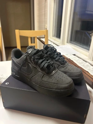Nike AF1 mocka - Säljer helt nya Nike Airforce 1 i mocka som endast är testade och tyvärr var för små för mig. Nypris: 1600kr Mitt pris: 1100kr  Mvh Alfred 😊