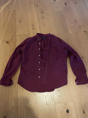 Ralph Lauren skjorta röd - En relativt ny skjorta som är använd, i storlek L och i fint skick, lite urtvättad men inget som syns 