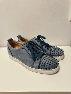 Christian Louboutin Washed Blue skor - Säljer nu mina Christian Louboutin skor i den slutproducerade och eftertraktade färgen washed blue! Riktigt bra skick, exakt som på bilderna, sueden är i prima form! Använda varsamt. Storlek 46 men kan passa 45 med, och väldigt svår storlek att få tag på - enda på hela marknaden! Inget og dessvärre! Skriv gärna vid frågor👌