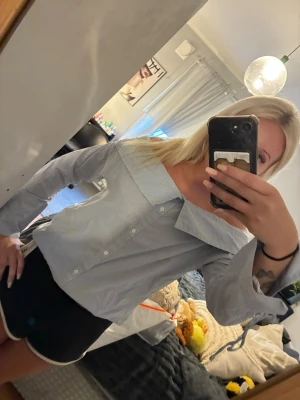 Offshoulder skjorta - En off sholder skjorta i stolen S/M