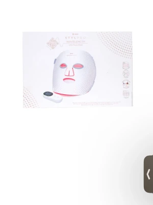 STYLPRO LED ljusterapimask - Säljer en vit LED ljusterapimask från STYLPRO med små röda detaljer. Masken har hål för ögon, näsa och mun samt medföljande kontroll för enkel användning. Perfekt för dig som vill boosta din hudvårdsrutin med modern teknik.