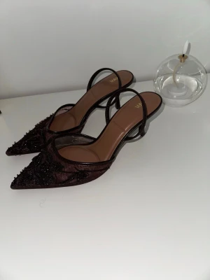Klackar  - Brun/burgandy färgade klackar med spets från Zara. Testade men är för stora därav att jag säljer dom i storlek 39