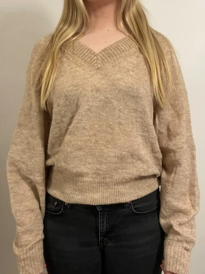 Stickad tröja - Stickad beige i strl S från Cubus
