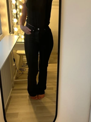 Svarta jeans  - Svarta boot flare jeans, waist 26 och length 32. Jag är 169 och jeans i storlek S passar mig. Hela och fina använda 3 gånger 