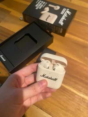 Marshall Minor IV hörlurar - Vita Marshall in-ear hörlurar som är helt nya. Köpte för ca en månad sedan och bara använda en gång då jag provade dem. De passar inte mina öron och gick inte att lämna tillbaka så jag säljer dem viade istället :)