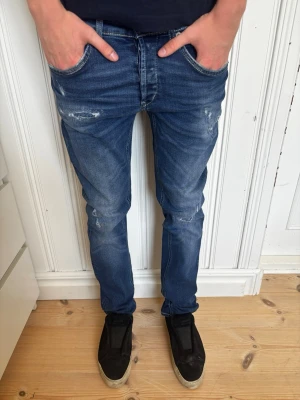 Dondup George Jeans - Blåa Slitna Dondup George jeans - Storlek W32 - Skick 9/10 - hör av dig vid minsta fundering!