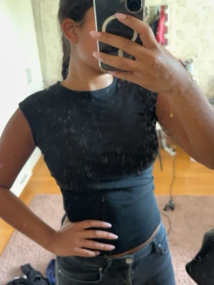 Svart tight ärmlös topp från Stradivarius - Säljer en svart, tight och ärmlös topp från Stradivarius. Toppen har en figurnära look som är enkel och clean och som passar till det mesta. 