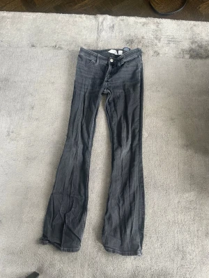 Grå bootcut jeans från hm - Säljer billigt, eller kom med eget förslag 