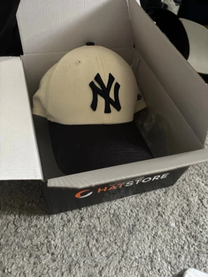 New Era keps vit och blå - Helt ny keps från NEW ERA. Har använts en gång. 