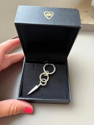 Maria Nilsdotter örhänge - Säljer ett super snyggt örhänge från Marianilsdotter i bra sick💕💕