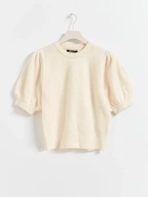 Gina Tricot stickad tröja  - Krämvit stickad topp med korta puffärmar och rund halsringning. Tröjan har ribbade muddar vid ärmslut och hals. Den har blivit lite nopprig men är fortfarande superfin! 