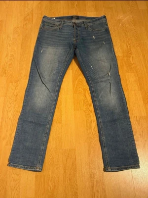 Jack and Jones jeans  - Säljer dessa riktigt feta Jack and Jones jeans med lite slitningar och sitter perfekt med häng dom är i storlek 30 32. Skriv gärna vid funderingar och kom gärna med pris förslag🤝