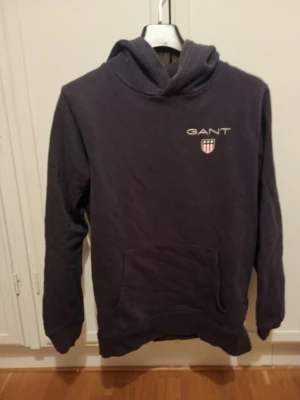 Mörkblå hoodie från GANT - Snygg mörkblå hoodie från GANT                           mycket bra skick. Skriv för mer information 😀