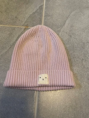 Lila barnmössa  - En lila barn mössa med tryck från Kappahl i storlek 48-50. 