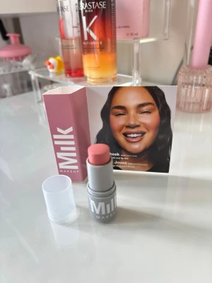 Milk Makeup - Milk makeup mini stick cheek+lips i färgen Werk. Endast swatchad på handen. Originalförpackning medföljer.