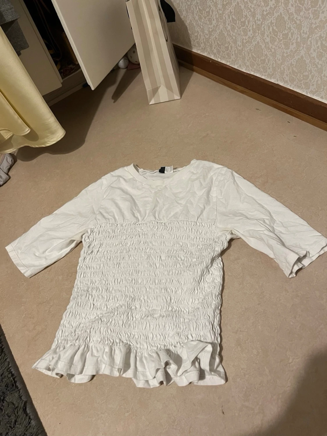 Vit topp med volang från H&M Divided